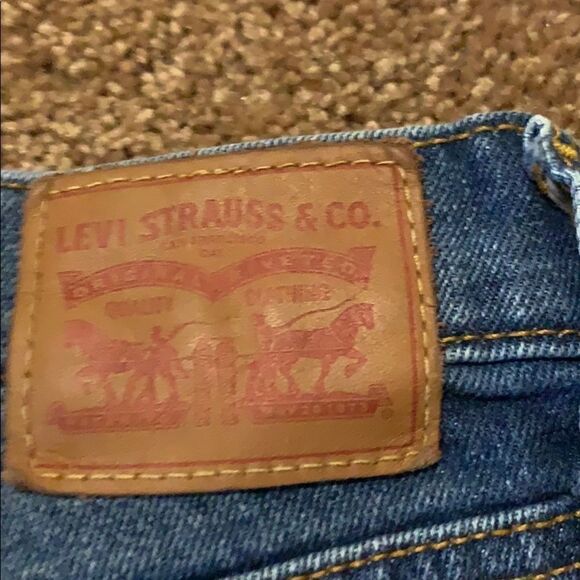 Levi Strauss high rise denim cuffed shorts. Size 28 - Picture 7 of 9